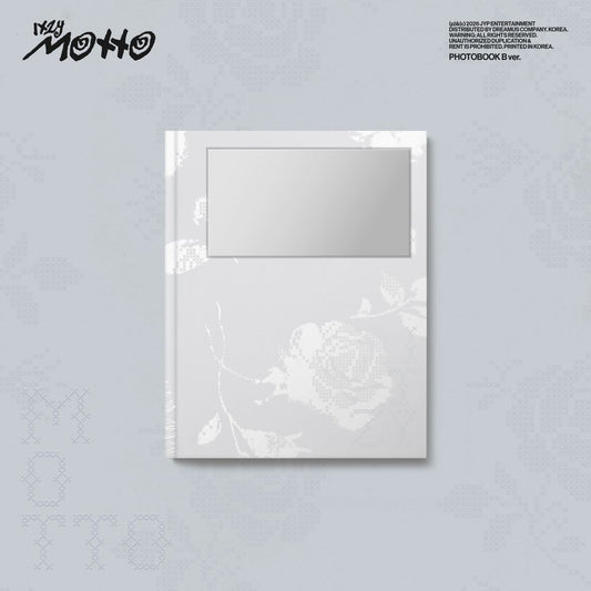 the album cover for ITZY - Motto [Photobook B ver.]